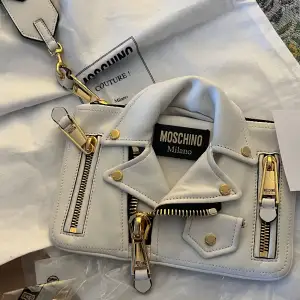 Ett helt nytt Moschino väska köpte från Zalando 9 525,00 kr men det passar inte mig tyvärr jag vill sälja den för 7300 kr bara ..