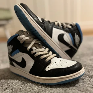 Air Jordan 1 Mid Royal Black and Blue - Dom är i ett fint skick använd ett få tal gånger  Hör av er om ni vill ha fler bilder