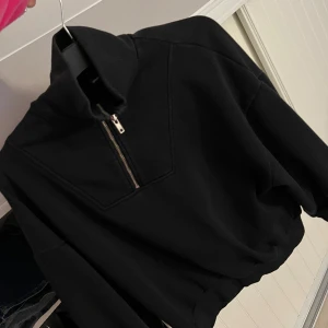 Ziptröja ginatricot - Jättefin tröja o skön, som e fin att ha med dragkedjan helt öppen med även kunna välja lite själv 🖤 Storlek L men passar en S/M också beroende lite på hur man vill att den ska sitta 🖤