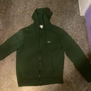 Ganska ny Lacoste tracksuit köpt från Zalando storlek S (pris kan diskuteras, om ni vill ha kvitto hör av er!) säljs pga bytt stil