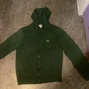 Lacoste tracksuit/dress/set - Ganska ny Lacoste tracksuit köpt från Zalando storlek S (pris kan diskuteras, om ni vill ha kvitto hör av er!) säljs pga bytt stil