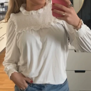 Vit tröja - En blus/tröja i så mjukt och skönt material med söta detaljer