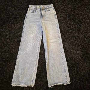 Jeans - Blåa jeans från Gina tricot, använt några gånger men varit väl omhändertagen. Jättefina men säljer dem för de är för små för mig.