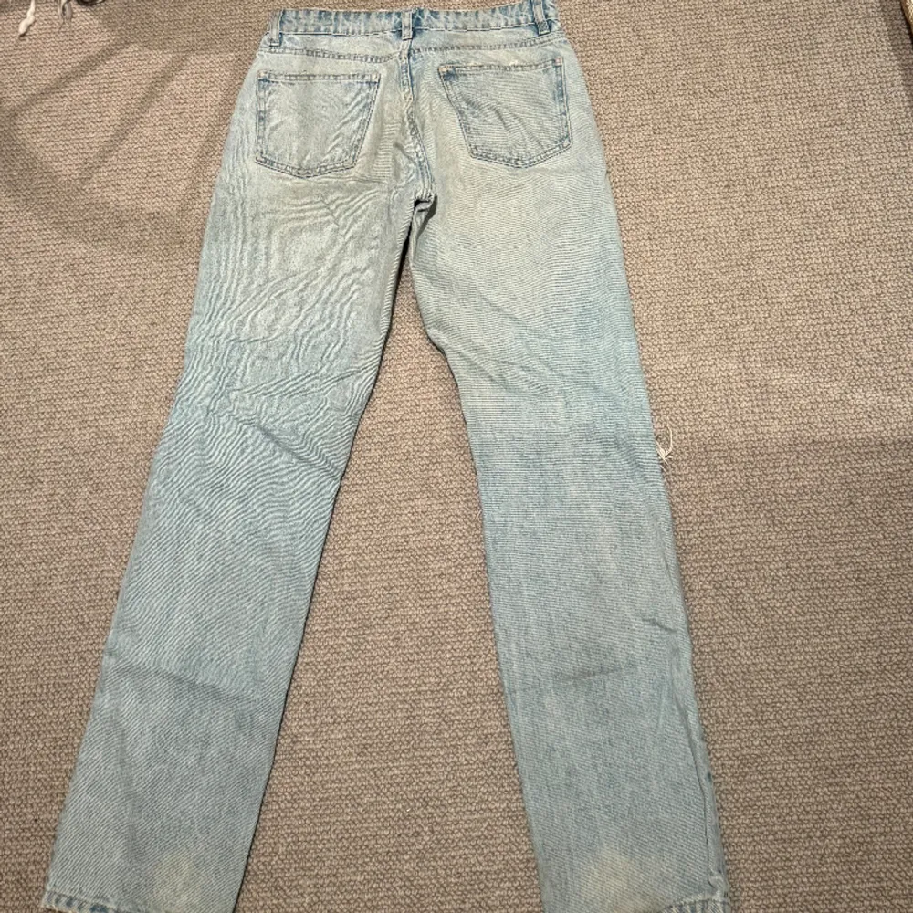 Säljer mina fina jeans från Zara med hål på knäna.  Storlek 38 men passar också 36/34 💕. Jeans & Byxor.