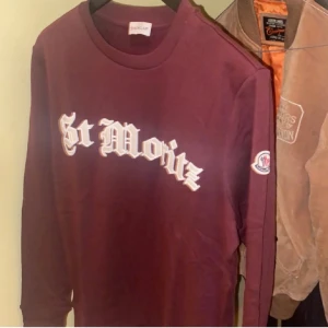 Moncler sweatshirt - Äkta moncler sweatshirt, har tyvär ej kvitto då jag köpt den andra hand. Sälj i bra skick eftersom jag ej gillar passformen. Byten går att diskutera samt pris kan diskuteras vid snabb affär.