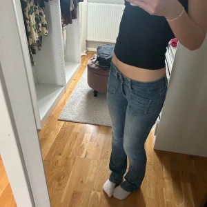 Lågmidjade jeans - Lågmidjade jeans i bra skick! Märket är vero Moda🥰Storleken är 25/32 men passar mig som brukar ha S. Ja är 168 cm. Skriv om ni undrar något🥰