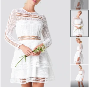 Studentklänning  - Säljer denna fina klänning från Linn Ahlborg x NAKD kollektion. Hade tänkt att ha denna på studenten men fann en i en annan storlek som jag tyckte satt bättre🥰 Skriv om du vill ha fler bilder eller har några frågor🫶🏼 Priset går att diskutera.