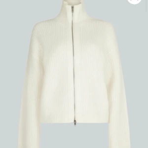 Stickad tröja med dragkedja - Säljer denna fina stickad tröja från bikbok. Köpt i höstas, använd fåtal gånger och är i nyskick