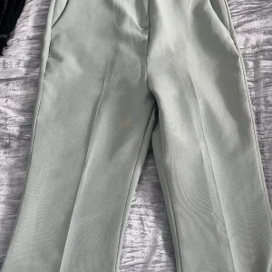 Mint gröna kostymbyxor  - Säljer dessa jätte fina och unika kostymbyxor i färgen mint grön. Inte riktigt kostym material men passar lika bra 