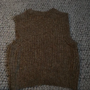 Brun väst - Kontakta för fler frågor eller bilder.💗