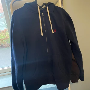 Ralph lauren zip hoodie - Utmärkt skick använd ett fåtal gånger. Bara skicka om ni har frågor 