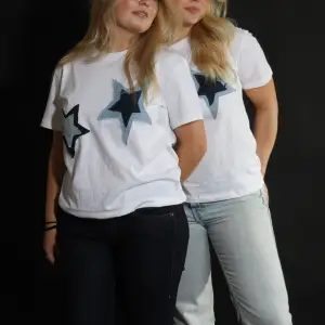 Vi är ett UF-företag som säljer T-shirts med två olika designs i storlekarna S-L⭐️ Här är vår T-shirt ”STELLA” med påsydda stjärnor av secondhand jeans❤️‍🔥Orginalpris 299 kr. Pris på Plick: 249 kr
