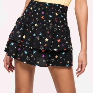 Loavies Kjol med stjärnor  - Säljer min super söta volang kjol från Loavies i storlek S