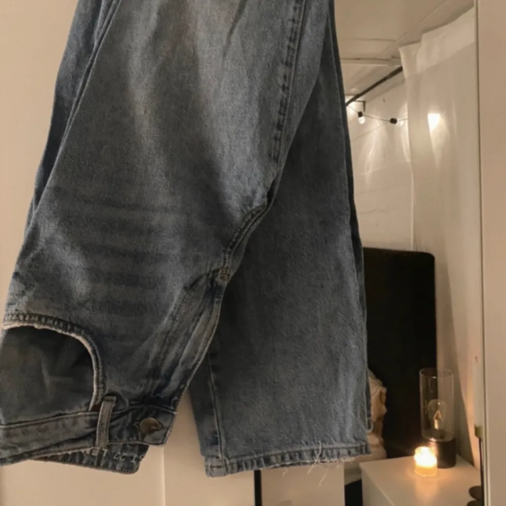 Ett par jätte fina jeans som bara är använda ett fåtal gånger, säljer för att de tyvärr är för små i storlek för mig.  Modell: 90s straight  Storlek: waist 27 length 32. Jeans & Byxor.