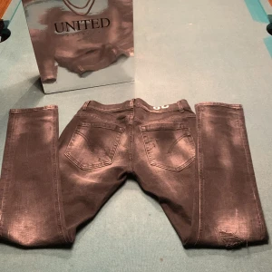 Dondup george jeans - Tjena, jag säljer nu mina dondup George jeans i storlek 28 som är köpte på United fashion i gbg! De är i nyskick och allt og finns kvar! De passar större skulle jag säga men vid mer frågor skriv!