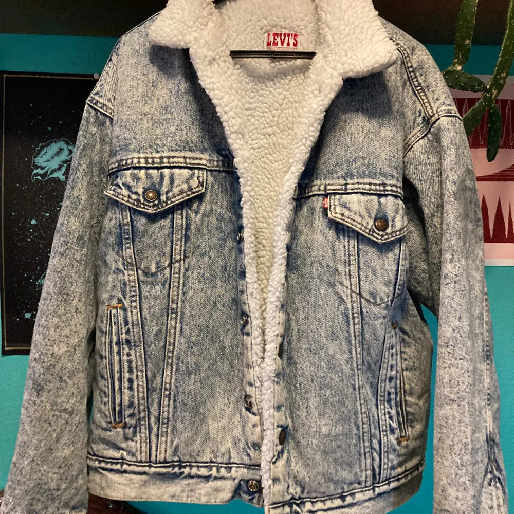 1980 levis modell Sherpa Trucker. Superfint skick- använt ett fåtal ggr bara, den är tyvärr lite stor för mig. Köptes ny för 1800kr på ebay. Tillverkade i USA.. Jackor.