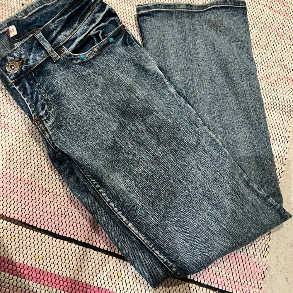 Super snygga jeans i bra skick utan några defekter. De har diamanter på bakfickorna och pärlor i fram😍super fina verkligen😻. Jeans & Byxor.