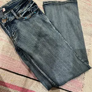 Super snygga jeans i bra skick utan några defekter. De har diamanter på bakfickorna och pärlor i fram😍super fina verkligen😻