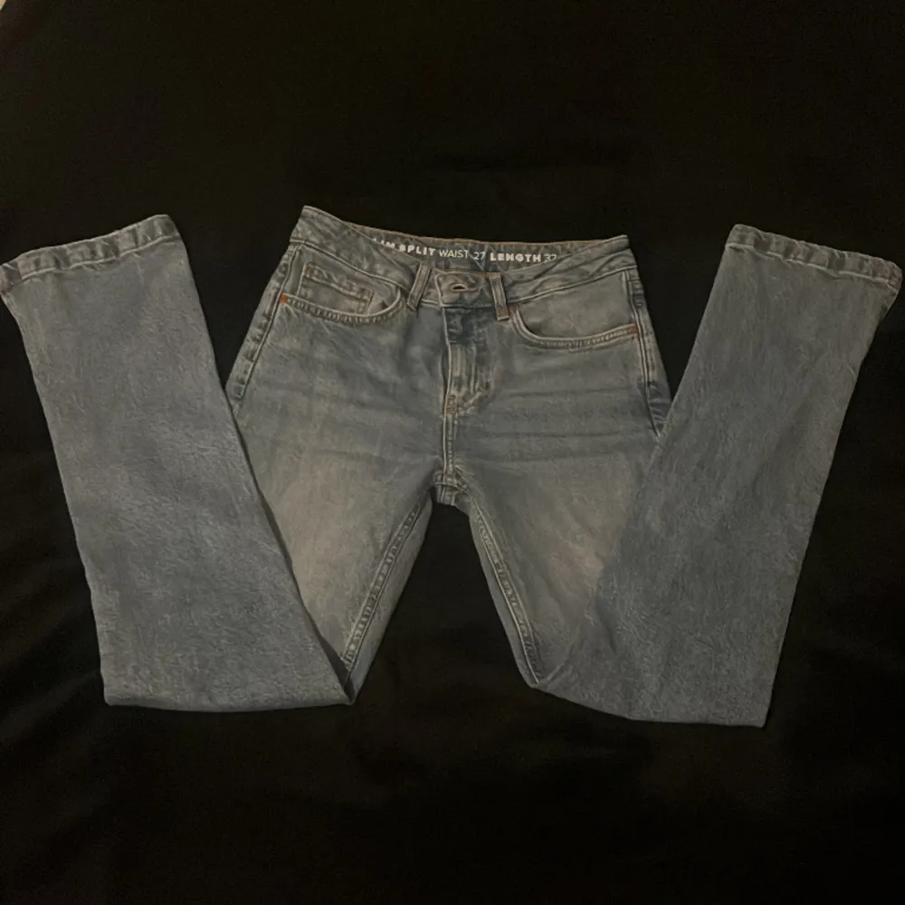 Säljer mina nya bikbok jeans pga fel storlek för mig. De är andvända en gång och har 0 täcken på andvändning. De är lågmidjade med en slits nere vid anklen💗pris kan diskuteras!!!💗. Jeans & Byxor.