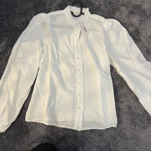 blus dam  - en helt ny blus från ellos som aldrig kom till användning. den är i stolek 42 men är liten i stoleken. nypris 399.