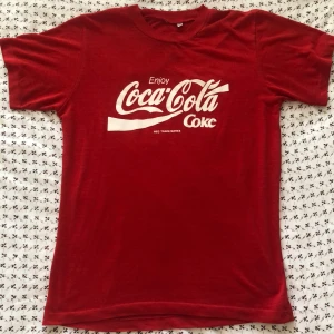 Röd Coca Cola T-shirt - Coca Cola T-shirt Storlek M. Kontakta mig om du är intresserad eller har frågor😁