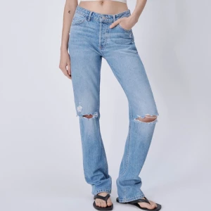 Zara jeans  - Jeans med så fin blå tvätt från zara, hål i knäna och har även klippt till slits. 38 men passar 36 också! Knappt använda!