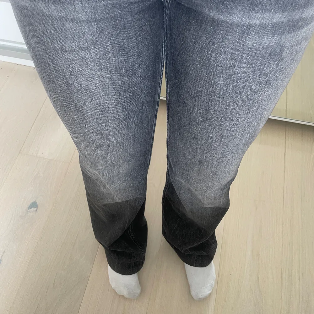 As snygga lågmidjade jeans ifrån Zara. Uppsydda till mig som är 162cm lång. Använd typ 2 ggr. Nyskick.. Jeans & Byxor.