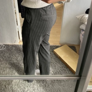 Randiga kostymbyxor - Fina randiga kostymbyxor i storlek 36🩶