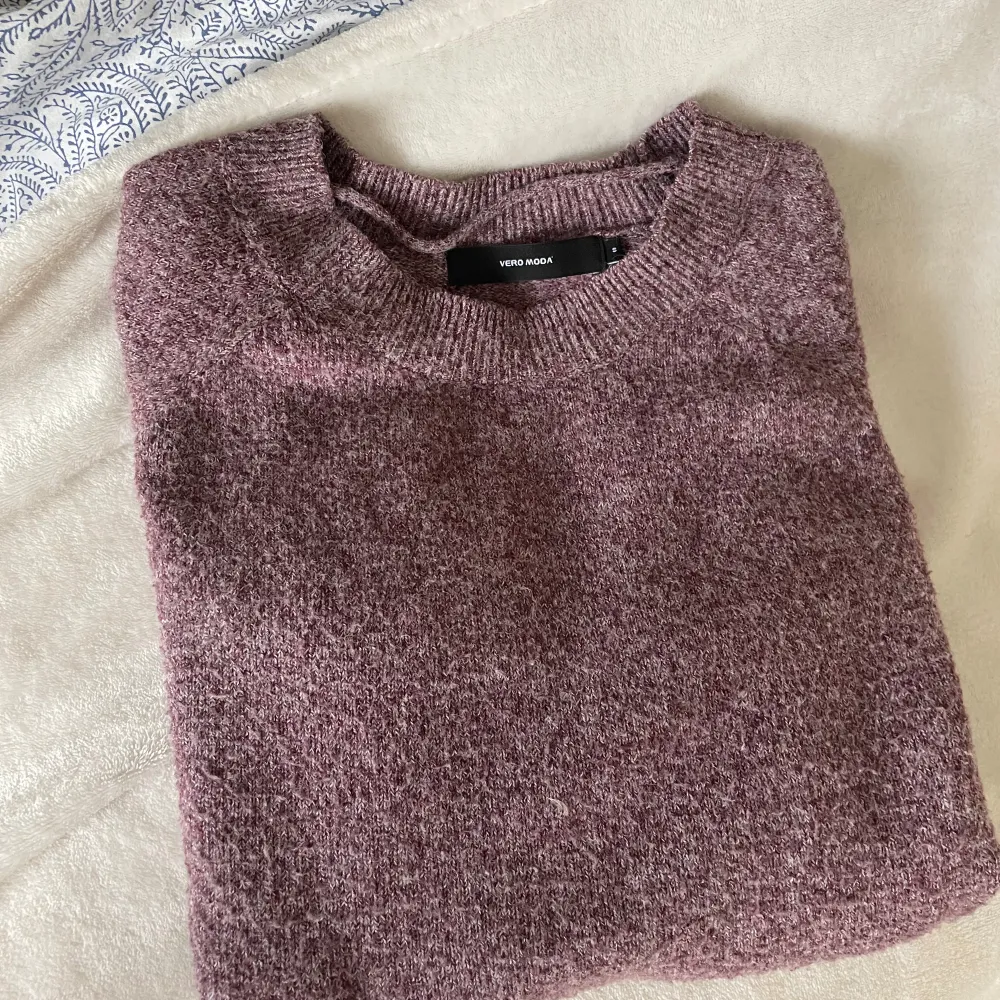 Säljer min sköna stickade tröja från VERO MODA❣️Jättefin lila aktig färg. Stickat.
