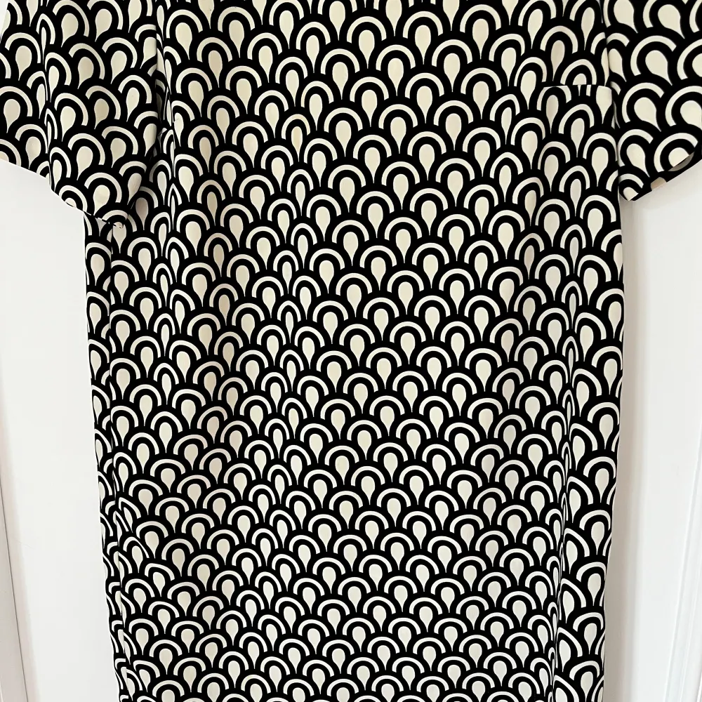 En  svart och vit kort klänning. Använd några ggr, inga anmärkningar 🌸märke: Zara 🌸storlek: M 🌸material: har tyvärr klippt bort lappen men gissar på polyester . Klänningar.
