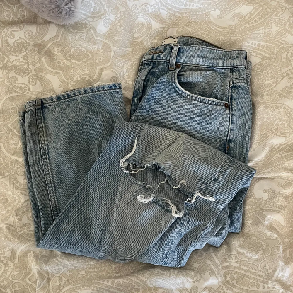 Söta jeans men hål på knäna!!🩷 Storlek 38🌸. Jeans & Byxor.