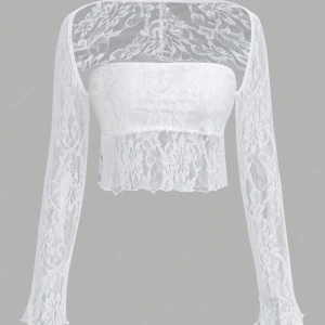 Vit topp - Säljer denna vita spetstopp i stl M. Aldrig använd 