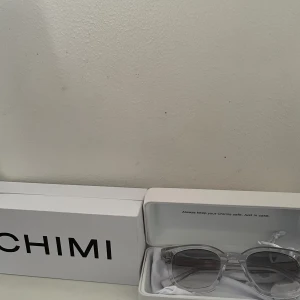 Chimi  - Chimi solglasögon transparta  Ny pris 1200