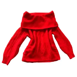 En röd, off shoulder, ”stickad”, jättemysig tröja från hm! Lappen säger Xs men den har väldigt strechigt material så jag skulle säga att den passar S och M också!