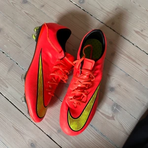 Nike fotbollsskor  - Använda några gånger men i bra skick! Gräsdobbar :) 
