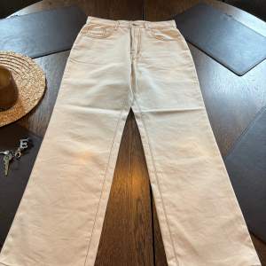 Red linning,  beige/vit jeans Helt ny Aldrig använd, ovanlig färg på jeans 