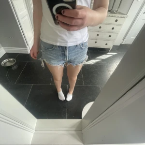 Blå Zara short - Så snygga blåa Zara shorts som passar så bra nu till sommarn, superbra skick använda varsamt, skriv gärna privat om du har fråga💘😇