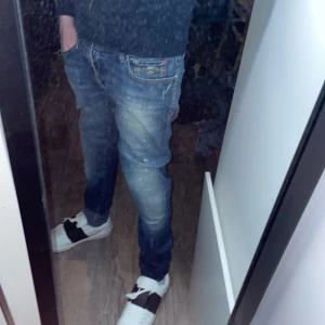 Replay jeans  - Replay jeans riktigt snygga små slitna på knäna inget man tänker på ser ut som dom ska va det jag är 173 på bilderna 