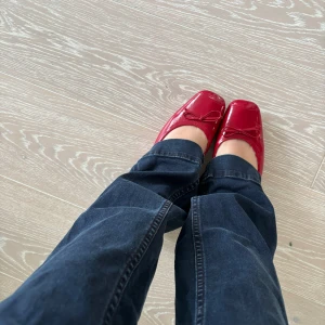 Röda ballerinaskor  - Så snygga röda ballerinaskor från märket jana i storlek 41 men passar bra på mig som normalt har 39-40❤️