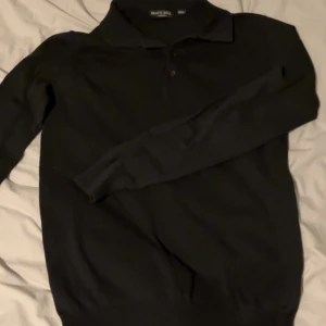 Pike tröja - Säljer nu min sköna piketröja från brave souls i 100% merino ull. Den är i storlek xs men är mer som s/m då jag som är 180 fortfarande kan använda den! Grymt skick ! Skriv om ni har nå funderingar 