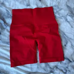 Jättefina gymshorts från Shein med scrunch i rumpan. Formar kroppen jättefint. Mina favoritshorts som jag tyvärr växt ut från.