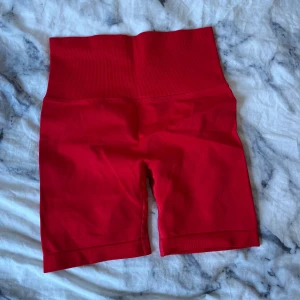Gymshorts från Shein - Jättefina gymshorts från Shein med scrunch i rumpan. Formar kroppen jättefint. Mina favoritshorts som jag tyvärr växt ut från.