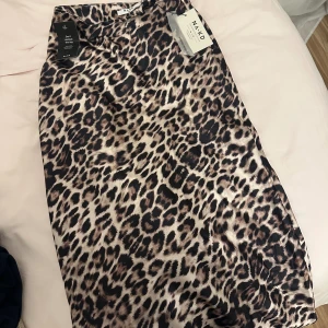 Satinkjol - Leopard satinkjol från Na-kd, helt ny med prislapp🌸