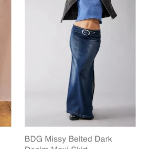 Jeans kjol - Superfina jeans kjol från urban outfitters som tyvärr är alldeles för liten för mig:( endast testad så inga deffekter, nypris ca 780kr. (Egna bilder går att få men som sagt går den inte på mig). Priset går att diskuteras💞