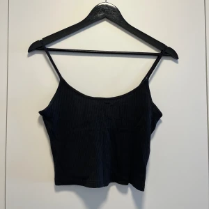 Topp - En kortare topp som är perfekt på sommaren. Använd men i gott skick. Storlek S men passar även en M.