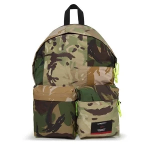 Christopher Raeburn's Militär-inspirerad ryggsäck - En unik ryggsäck framtagen av den engelsk baserade designern Cristopher Raeburn för Eastpack.  Varje ryggsäck är tillverkad av återvunna uniformer från den engelska armé och den fluorescerande gula delen från UK Border force uniformer. Nypris 4500kr