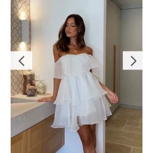 INTRESSEKOLL!!!🩷 en jättegullig och fin volang klänning som aldrig använts bara testats🩵 Köpt för 1300kr🩷