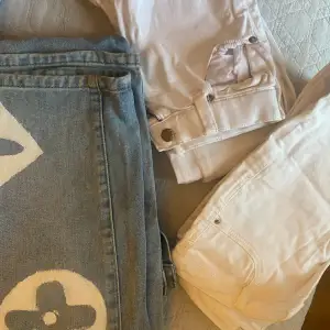 Säljer dessa jeans, de vita storlek S och d blåa är M/L 120kr för de blå o 90 för dom vita