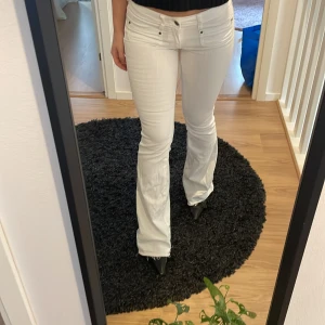 Vita jeans  - As snygga jeans, inga defekter  Slitna lägst ner men lätt att fixa!  Passar dig som är längre än 164 annars med klackar som jag har på bilden. 
