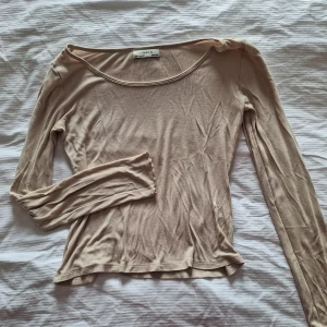 Beige tröja - Ny, endast provad och tvättad. Sitter skönt och är lite löst.